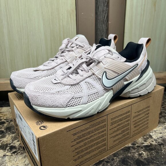 Nike V2K Run Platinum Violet (Women's) Size 10 FN6703-001 - Picture 1 of 9
